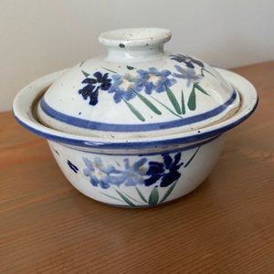 Pottery bowl with lid